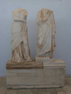 Statues en marbre de Kléopatra et Dioskouridès, datées de 138/7, provenant du quartier du théâtre (musée de Délos, inv. no A.7763 et A.7799).