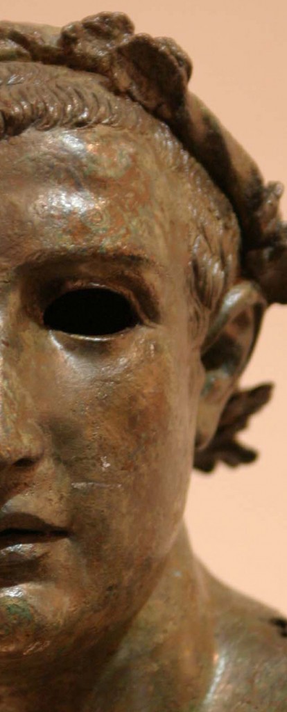 Bekränzter Kopf der Bronzestatue eines siegreichen Läufers (Detail), Izmir, Archäologisches Museum Inv. 9363 (1. Jh. v. Chr.)